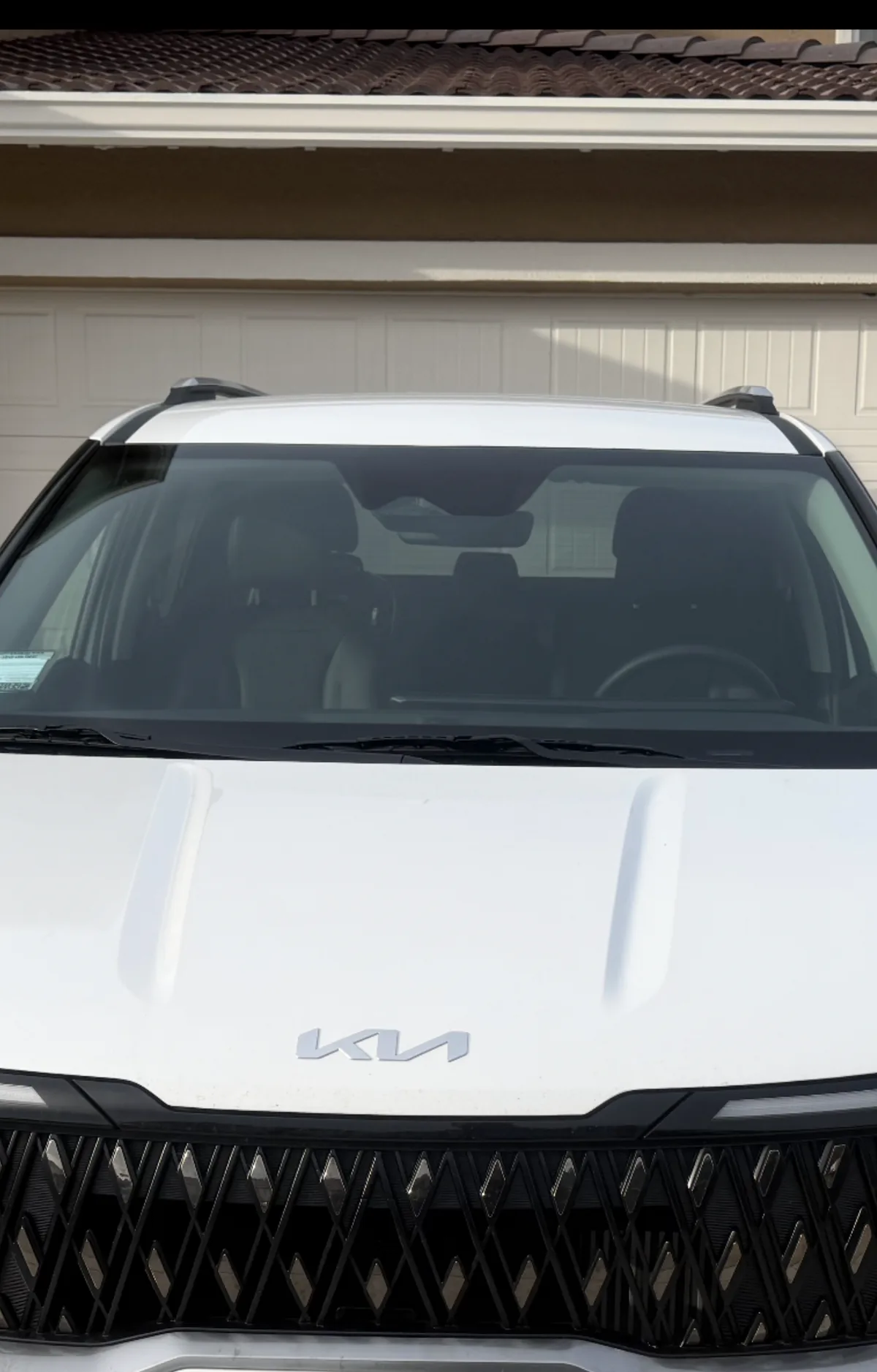 Kia Carnival with a newly installed windshield after mobile replacement by Very Smooth Auto Glass