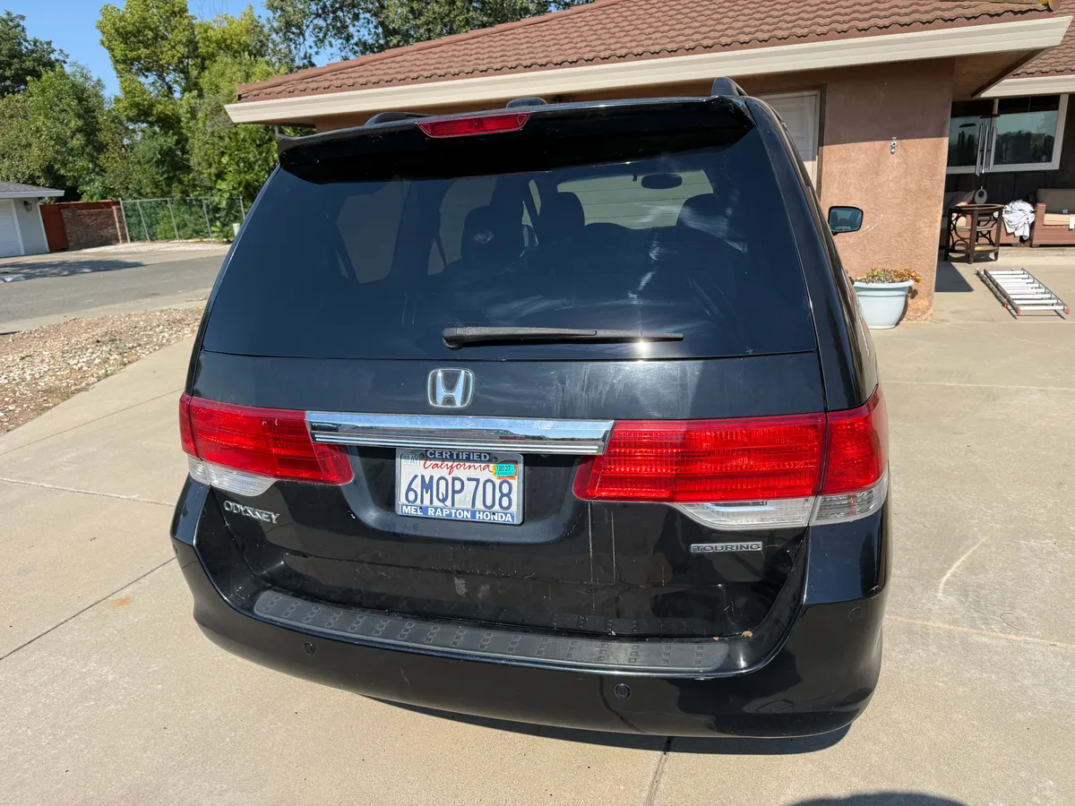 New back glass installed on a 2010 Honda Odyssey by Very Smooth Auto Glass