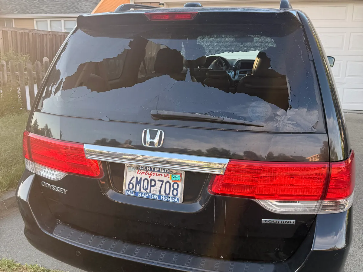 Shattered rear back glass on a 2010 Honda Odyssey before replacement